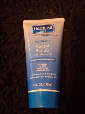 Invigorating Facial Scrub with Vitamin E - Blue